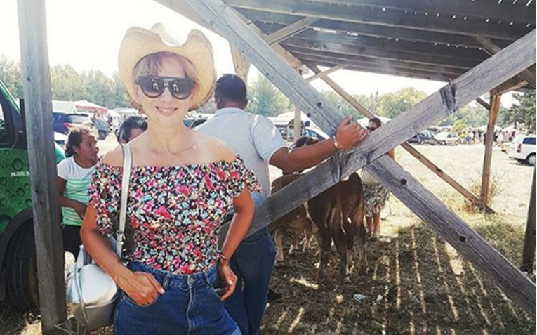 Ecija Ojdanić pozirala s kravom: "Neki muževi žene vode u Dubai, a mene moj..."