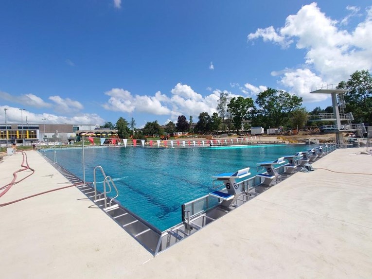 Dječak skočio sa skakaonice i usmrtio muškarca na bazenu u Švicarskoj