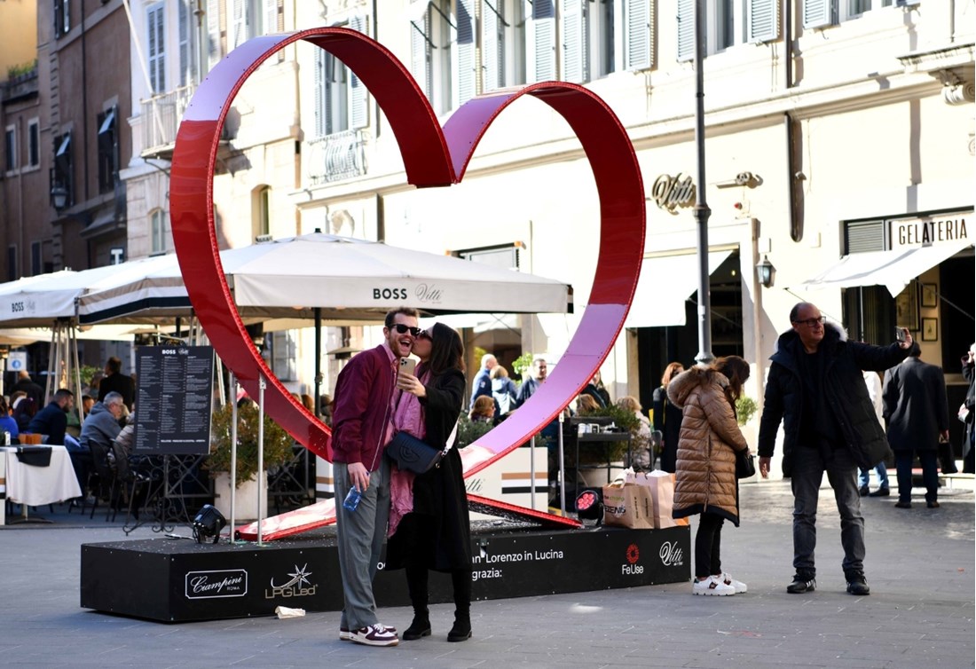 Prvo krevet, onda večera: Što nas samci u Berlinu i Rimu mogu naučiti o spojevima?