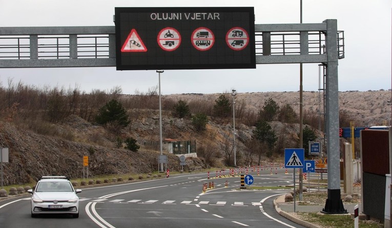 HAK: Vjetar stvara probleme u prometu, zatvorena cesta Maslenica-Zaton Obrovački