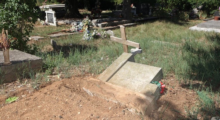 Uhićen muškarac koji je rušio nadgrobne spomenike i križeve na pravoslavnom groblju