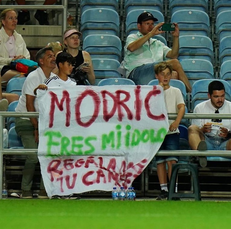 Ovo je transparent koji je dočekao Luku Modrića u Portugalu