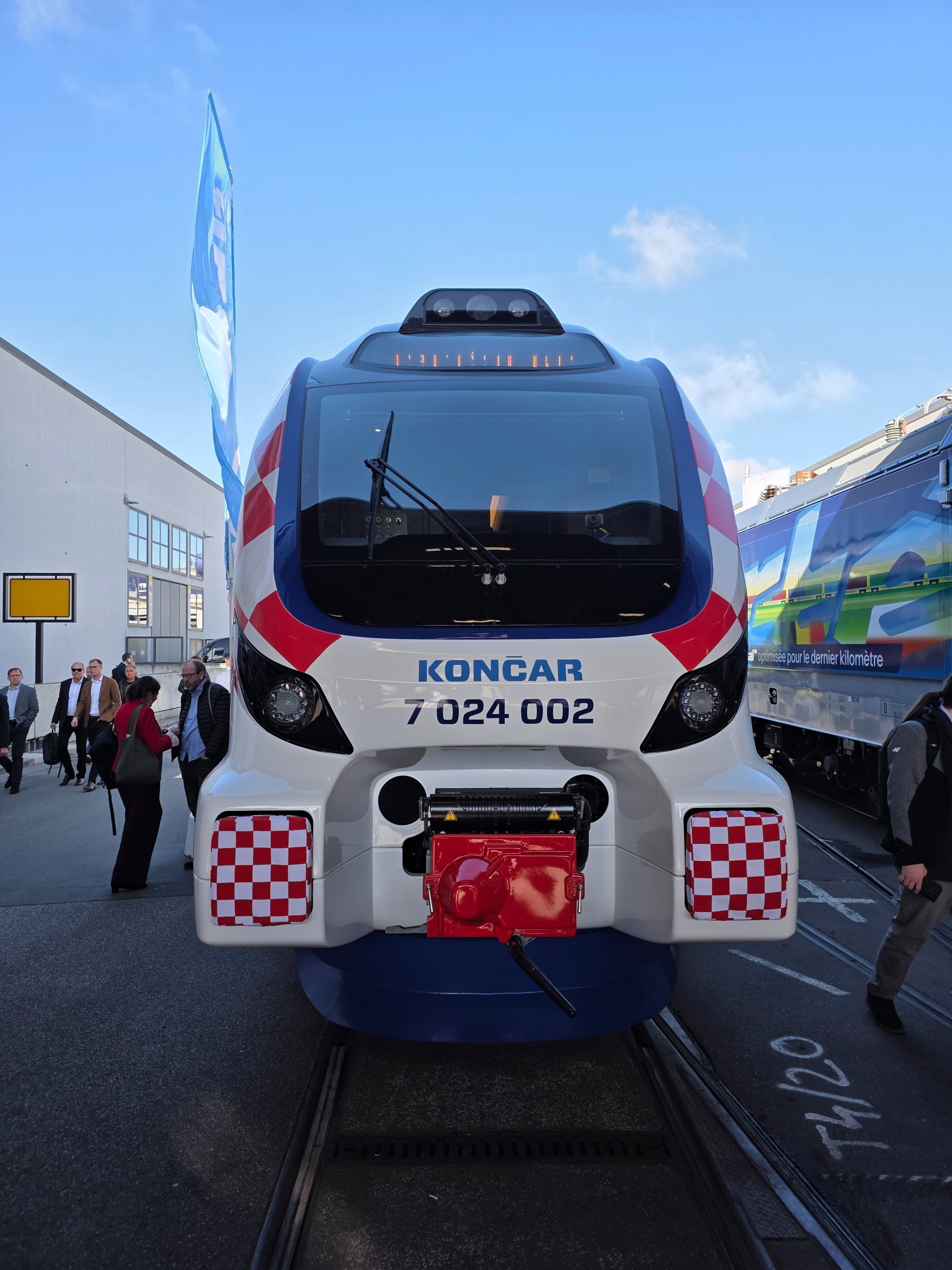 FOTO Končar predstavio novi hrvatski vlak, vozi i na struju i na dizel