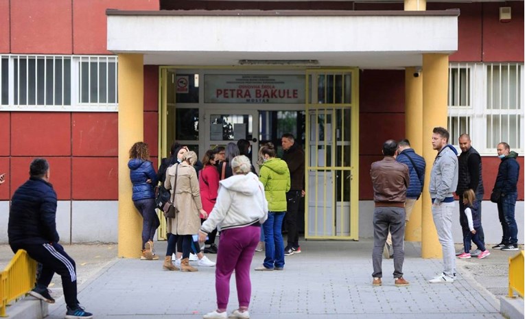 U Mostaru štrajkali nastavnici: "Kako preživjeti s plaćom od 700 eura?"