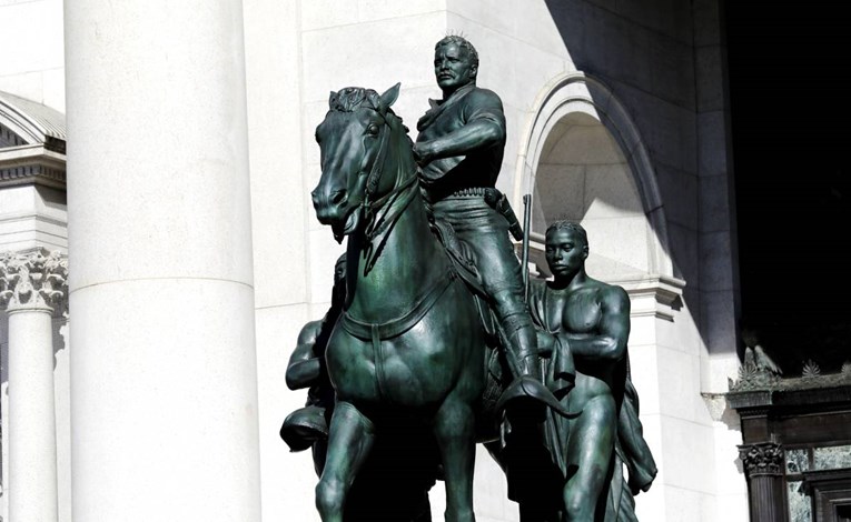New York uklanja kip Roosevelta na konju pored kojeg stoje crnac i Indijanac
