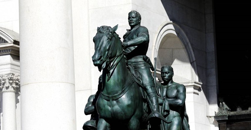 New York uklanja kip Roosevelta na konju pored kojeg stoje crnac i Indijanac