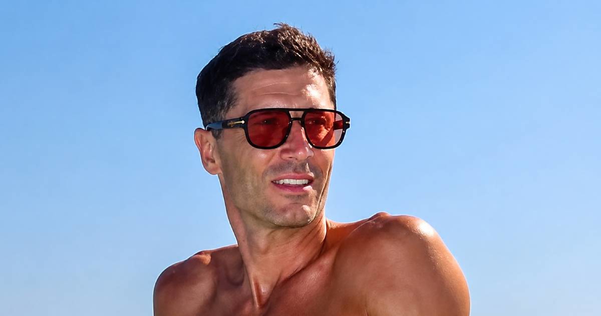 Robert Lewandowski (37) pozirao pored bazena na odmoru