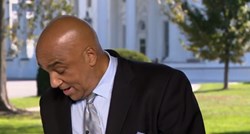 Novinar CNN-a izvještavao ispred Bijele kuće, odjednom ga je nešto povuklo za nogu