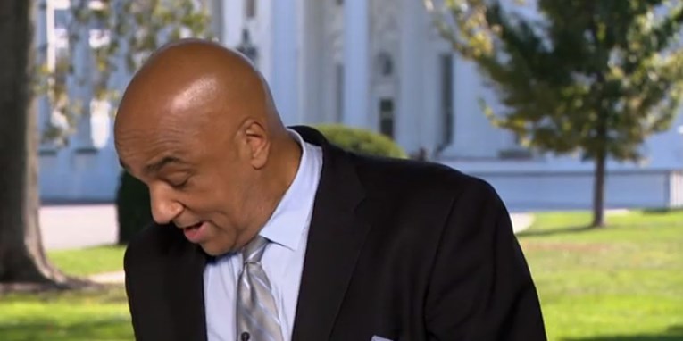 Novinar CNN-a izvještavao ispred Bijele kuće, odjednom ga je nešto povuklo za nogu