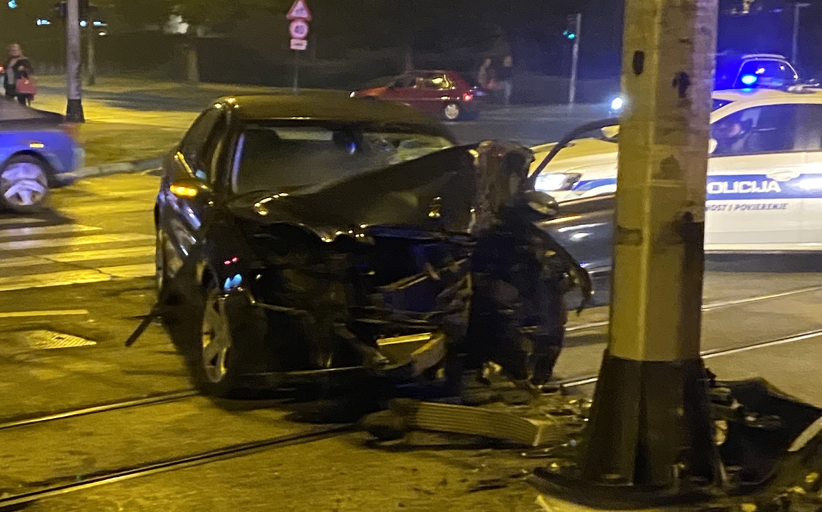 Nesreća na Jarunu u Zagrebu, autom se zabio u stup
