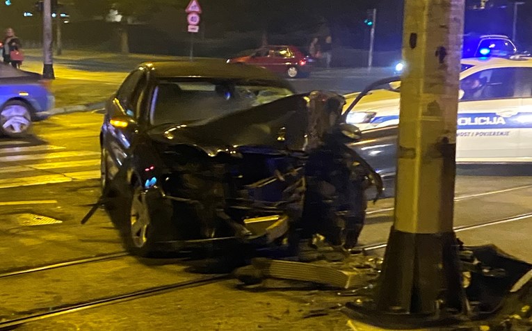 Nesreća na Jarunu u Zagrebu, autom se zabio u stup