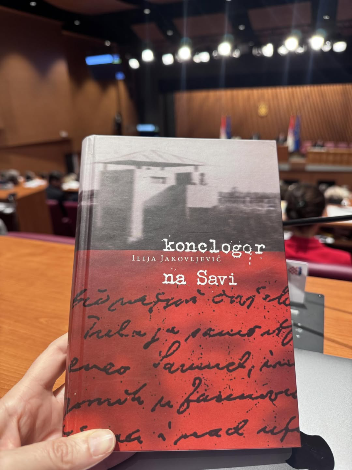 Puljak objavila fotografiju: Dabri poklanjam knjigu "Konclogor na Savi"