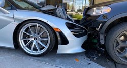 BMW-om pomeo novi McLaren ispred salona, šteta je stravična