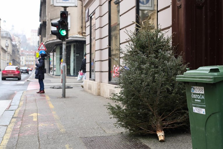 ANKETA Kada ćete raskititi božićno drvce?