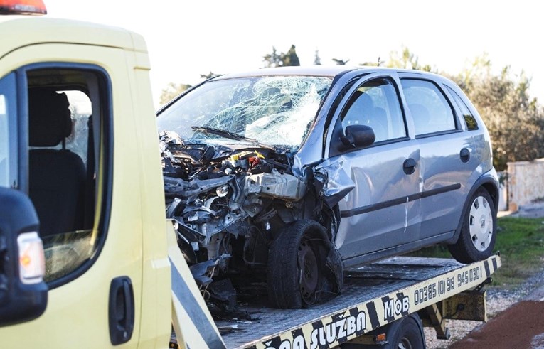 FOTO Teška nesreća kod Zadra, ušao u suprotni trak i odmah poginuo. Auto je smrskan