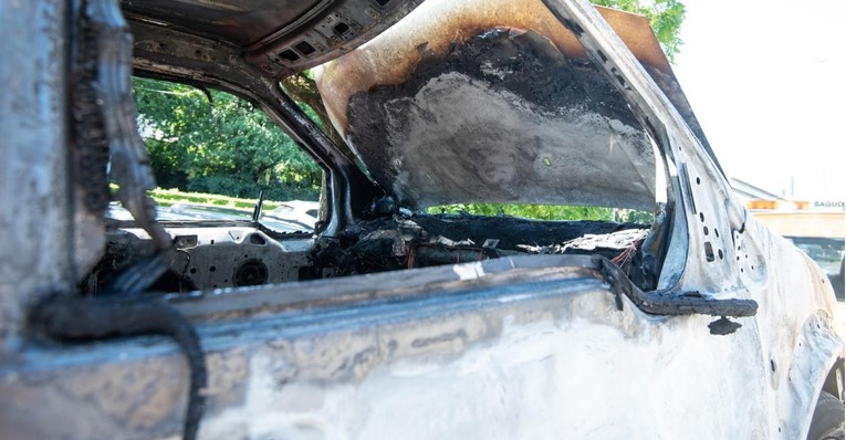 Izgorio Volkswagen u zagrebačkoj Dubravi