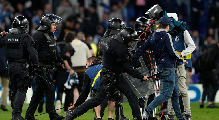 Španjolska televizija želi 50.000 eura od navijača Espanyola koji im je razbio kameru