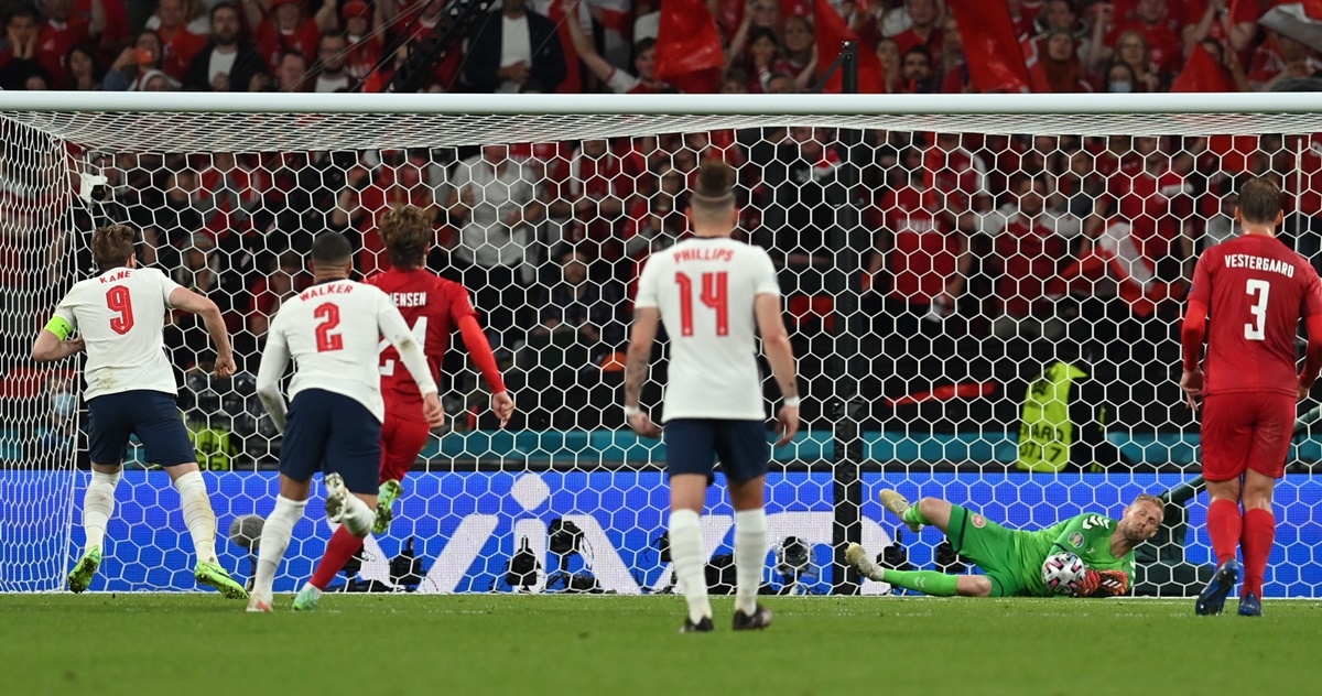 UEFA će kazniti Engleze. Izviždali dansku himnu i laserom ometali Schmeichela