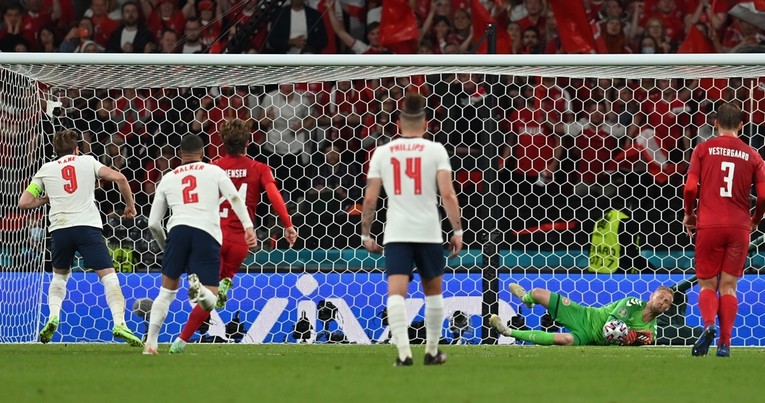 UEFA će kazniti Engleze. Izviždali dansku himnu i laserom ometali Schmeichela