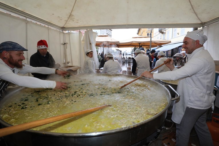 Građanima u Rijeci na Badnjak se dijeli bakalar na gulaš i na bijelo