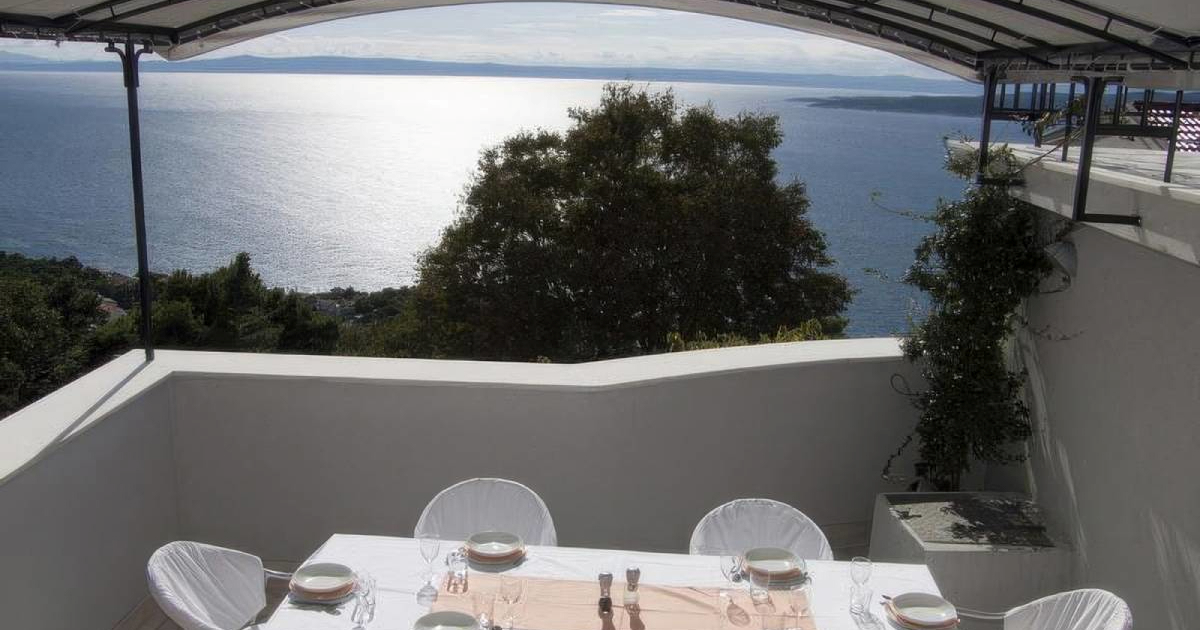 Na Makarskoj rivijeri prodaje se vila s terasom i pogledom na more