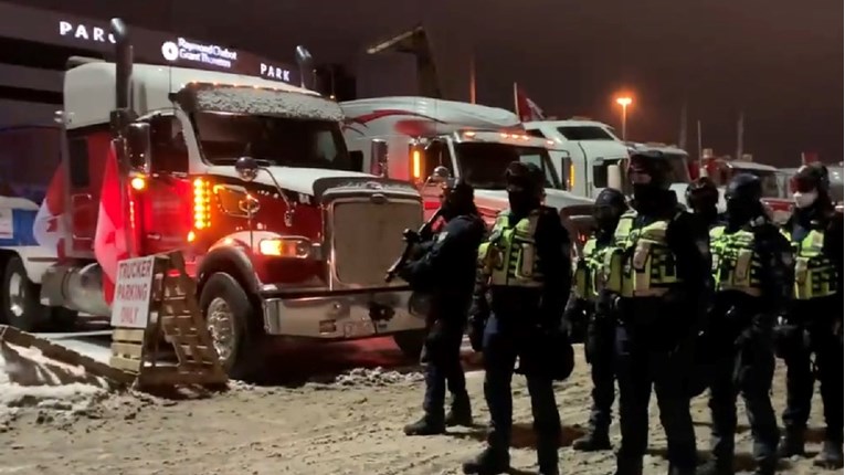 Snajperisti čuvali policiju dok je kamiondžijama u Ottawi prekidala opskrbu gorivom