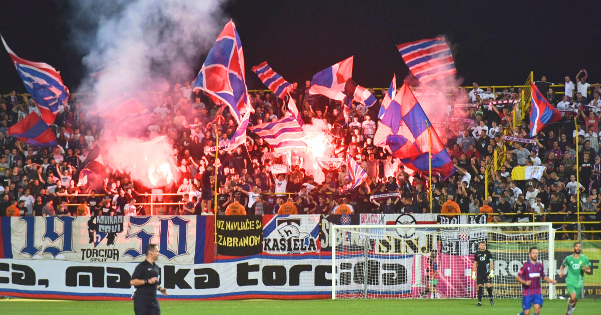 Torcida bakljadom prekinula utakmicu u Puli