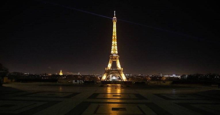 Gase se svjetla na Eiffelovom tornju u čast kraljici Elizabeti