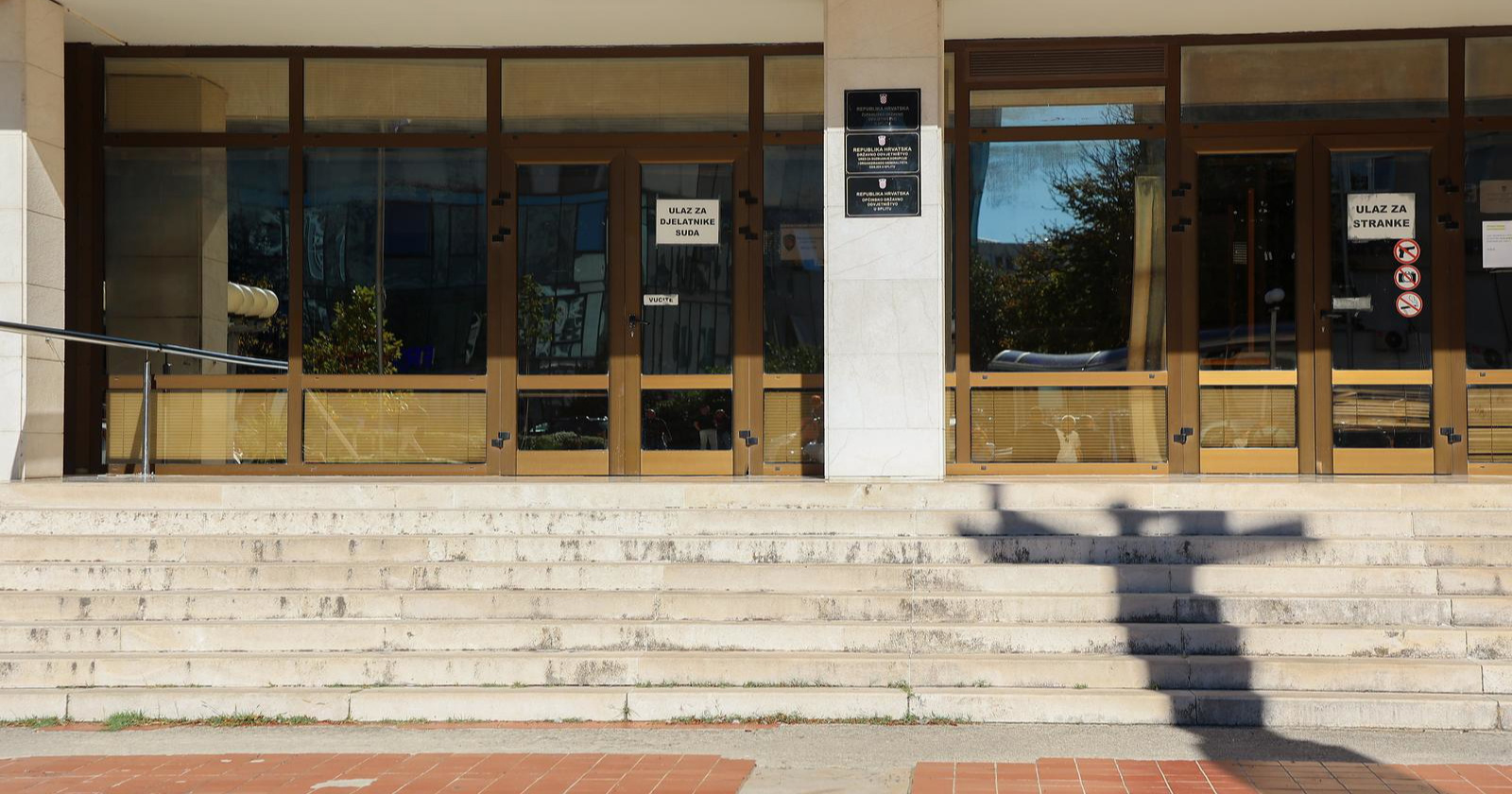 U Splitu silovao suprugu koja je htjela otići. Osuđen je, policija ga traži