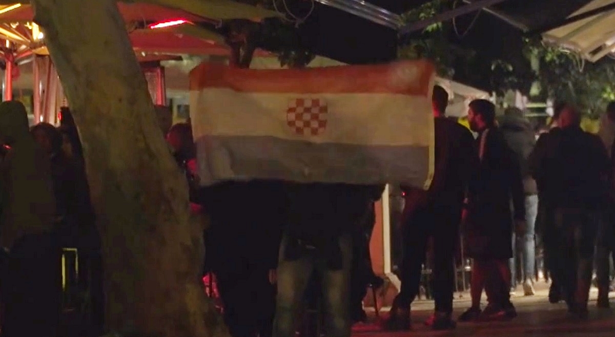 VIDEO Navijači Dinama u Sevilli mahali zastavom NDH i pokazivali gu*ice