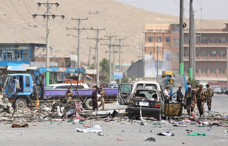 U eksploziji bombe na cesti u Afganistanu poginula najmanje 34 civila