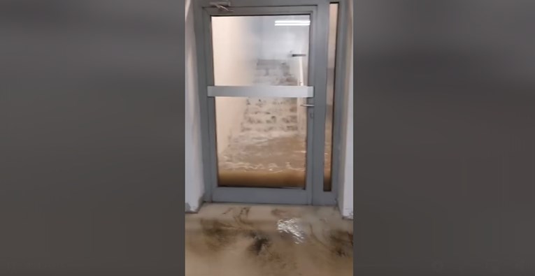 VIDEO Rebro potopljeno, voda se slijeva niz stepenice