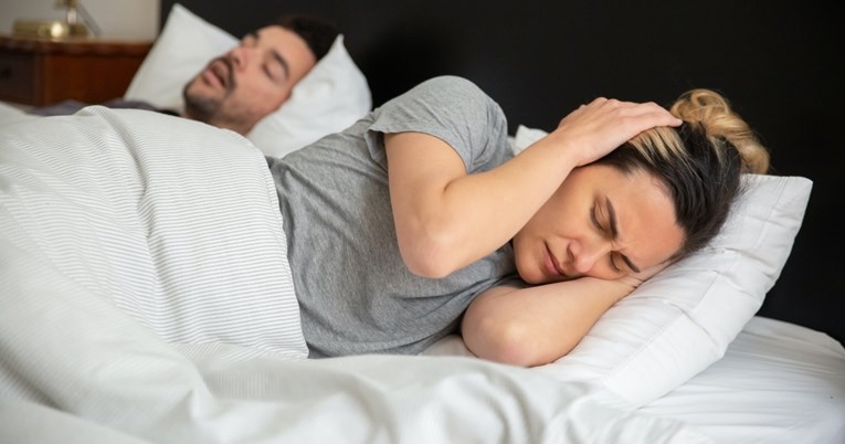 Tipična odrasla osoba izgubi 500 sati sna godišnje zbog buke koju stvara hrkanje