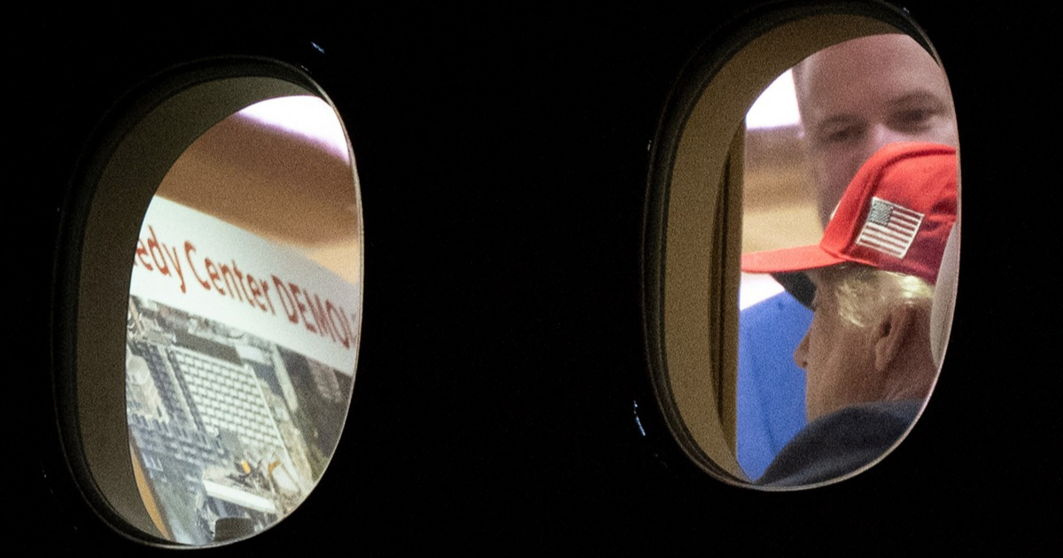 FOTO Trump snimljen s dokumentima o mogućem rušenju Kennedy Centra