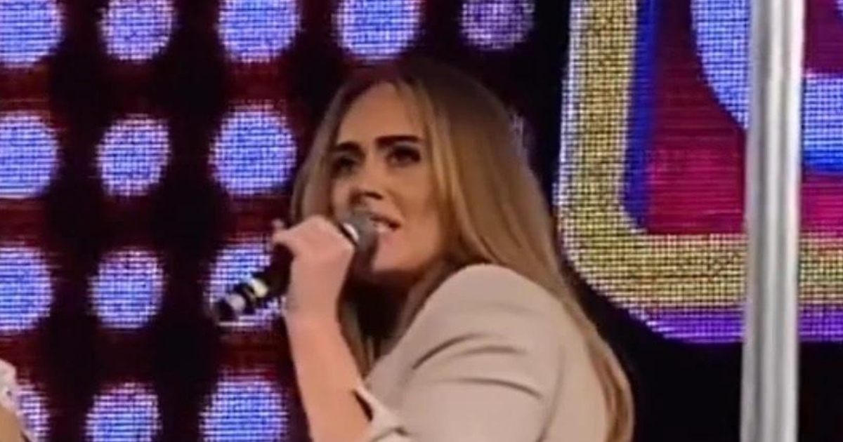 VIDEO Adele partijala u gej klubu. Plesala oko šipke i skinula se u grudnjak