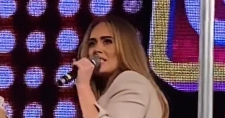 VIDEO Adele partijala u gej klubu. Plesala oko šipke i skinula se u grudnjak