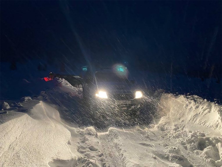 VIDEO Snijeg okovao cestu kod Josipdola, HGSS spašava zametene osobe kod Mrkoplja