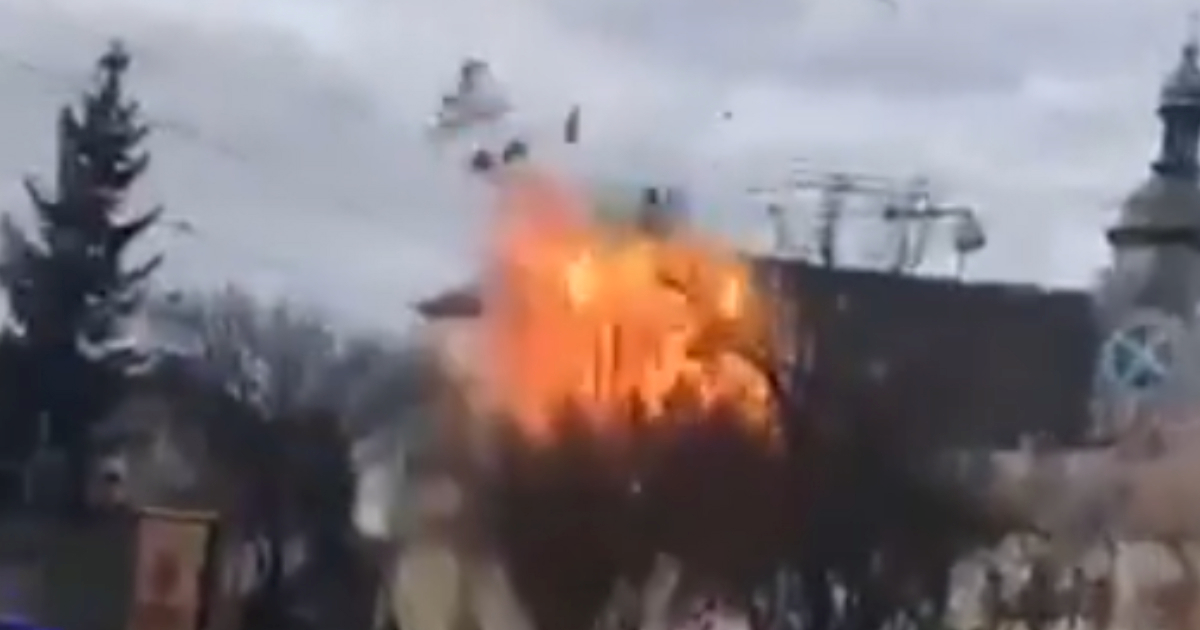 Jeziva snimka iz Lavova: Ruski dron se usred dana zabija u zgradu u centru Lavova