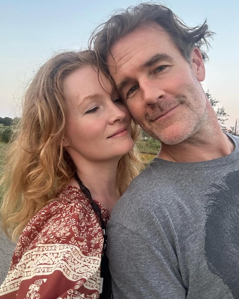 Dan nakon smrti Van Der Beeka odali mu počast akustičnom verzijom pjesme iz serije