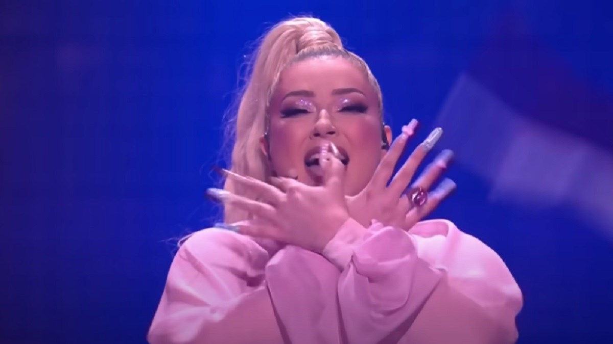 Mijenjali Albankin eksplicitni nastup na Eurosongu, na kraju pokazala dvoglavog orla