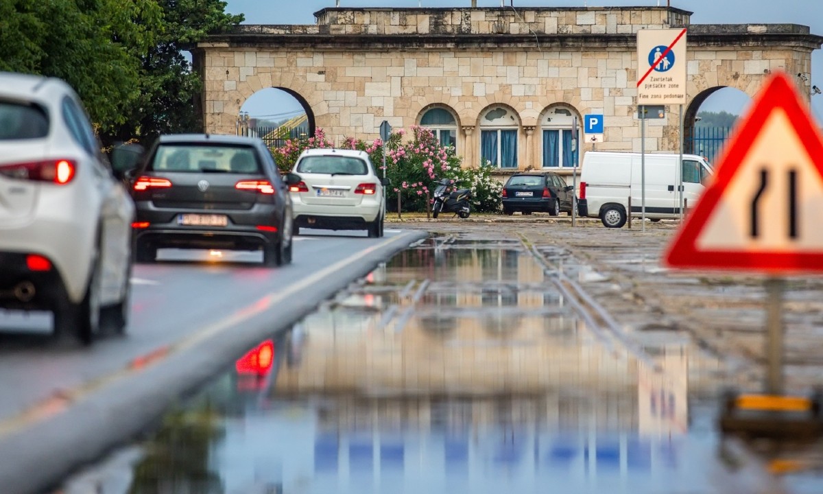 Promet pojačan na važnijim pravcima, dosta cesta mokro i sklisko. Ima i magle