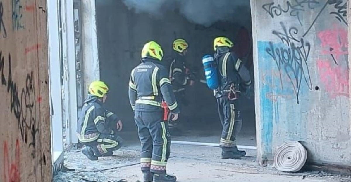 Zapalio se krov u zagrebačkoj Ilici, gasili ga sat vremena