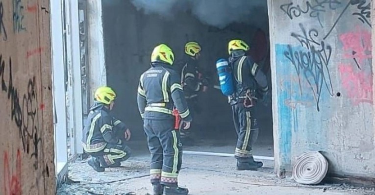 Zapalio se krov u zagrebačkoj Ilici, gasili ga sat vremena