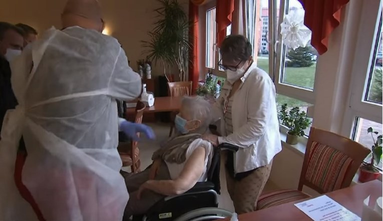 VIDEO U Njemačkoj 101-godišnja korisnica doma umirovljenika prva primila cjepivo