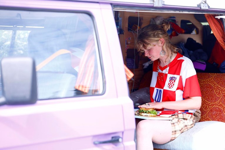 Djevojka u dresu Hrvatske pred Poljudom čeka utakmicu uz burger u svom kombiju