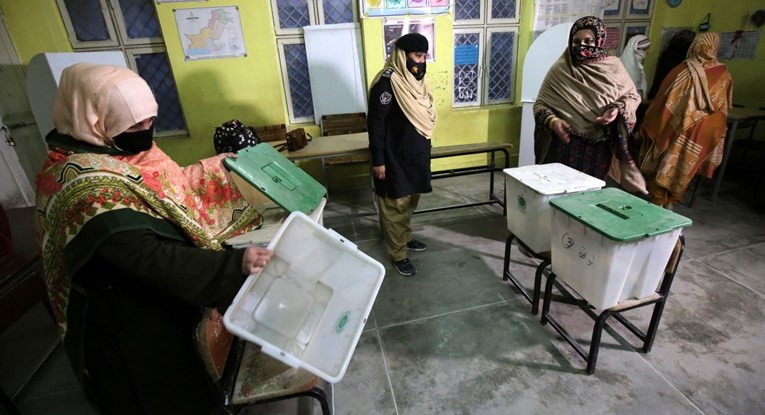Pakistanci izlaze na izbore, sve bi moglo ovisiti o moćnim generalima