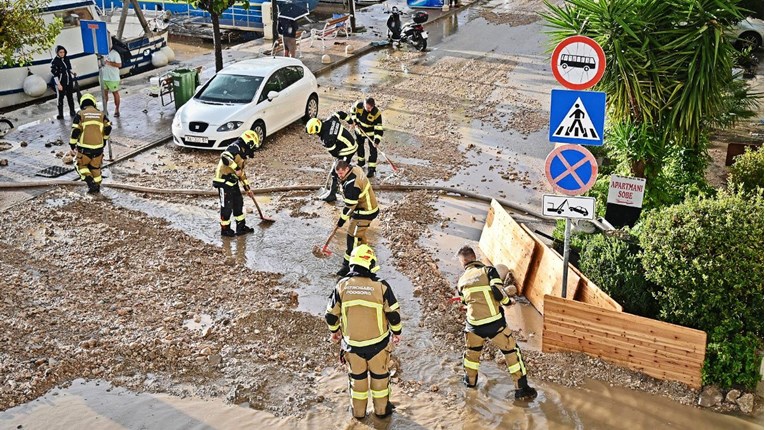 VIDEO Bujica u Podgori nosila sve pred sobom. Voda ulazila u kuće, nestalo struje