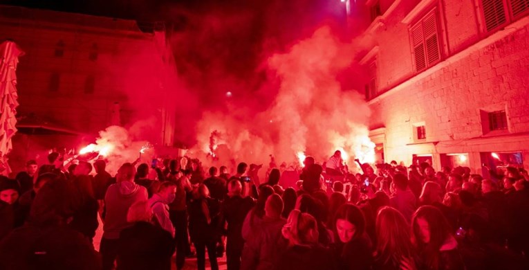 Torcida u Splitu slavila rođendan, ogromne gužve u gradu. Šef KBC-a: Očekujemo porast