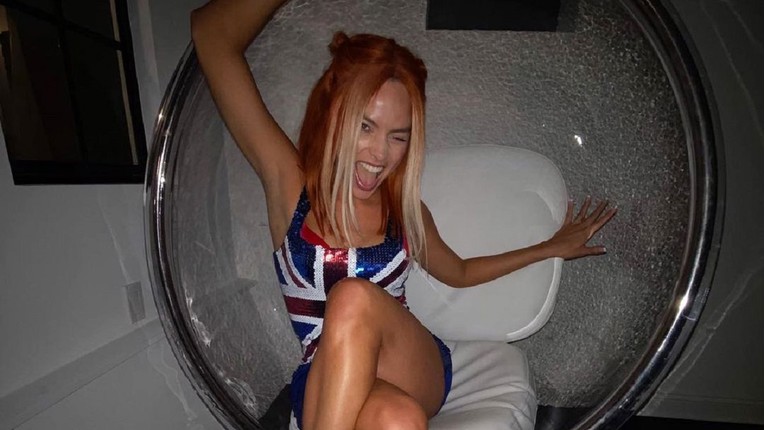 Teško ćete pogoditi koja se slavna dama krije iza maske Ginger Spice