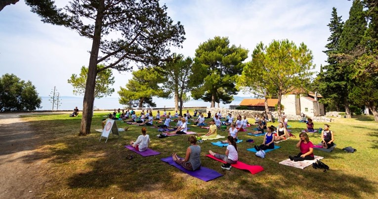 Joga u parkovima i na plažama Hrvatske širi se na nove lokacije
